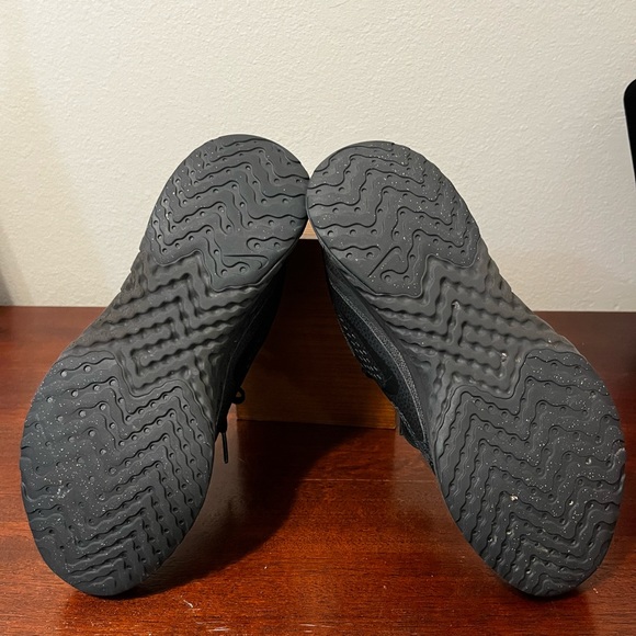 Size 8 1/2, Woman’s, Black, Nike, running, sneakers - Picture 4 of 9